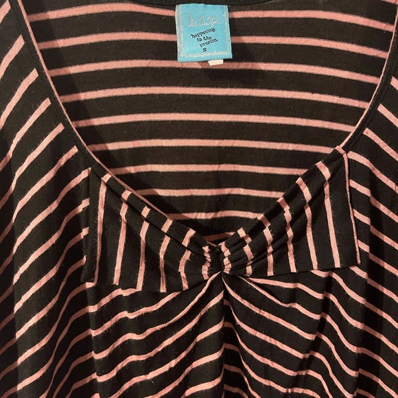 🛍2/$25🛍~ Shirt with bow 🎀 - Picture 2 of 4